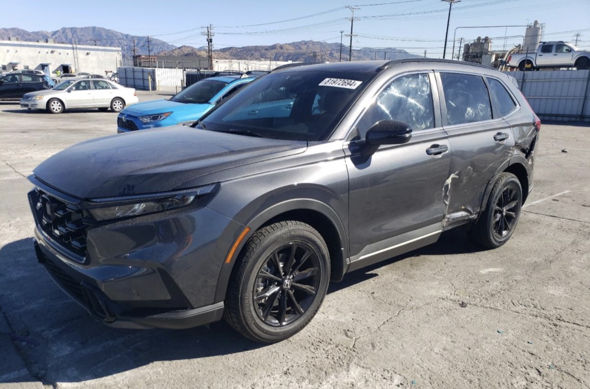 Stan przed naprawą – widok z przodu, uszkodzenie prawego boku