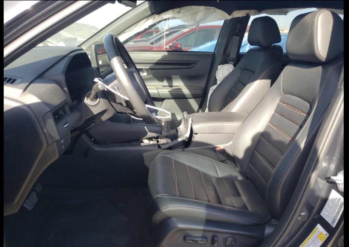 Wnętrze – widoczna wystrzelona poduszka pasażera