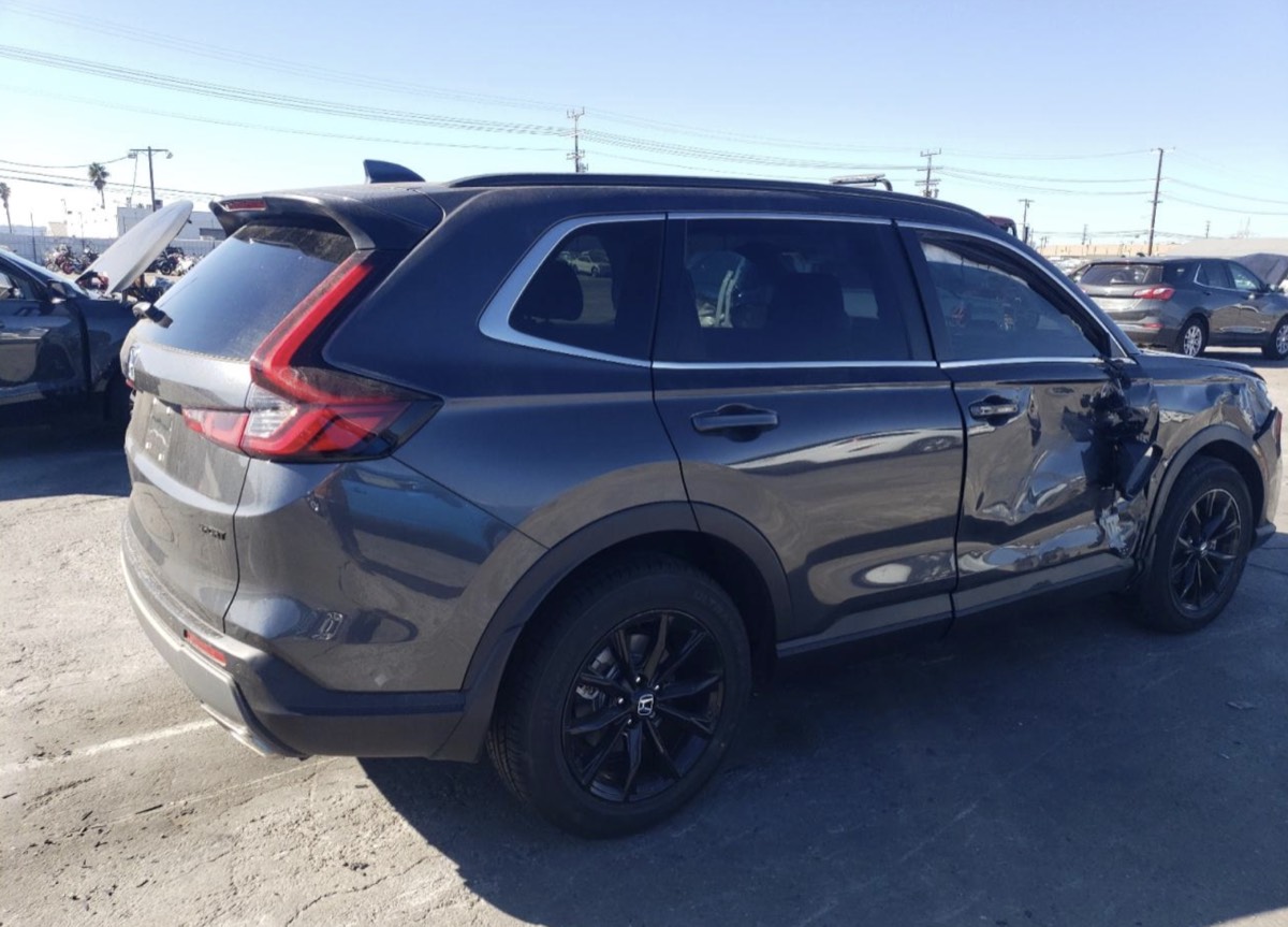 Stan przed naprawą – widok z tyłu, uszkodzenie prawej strony