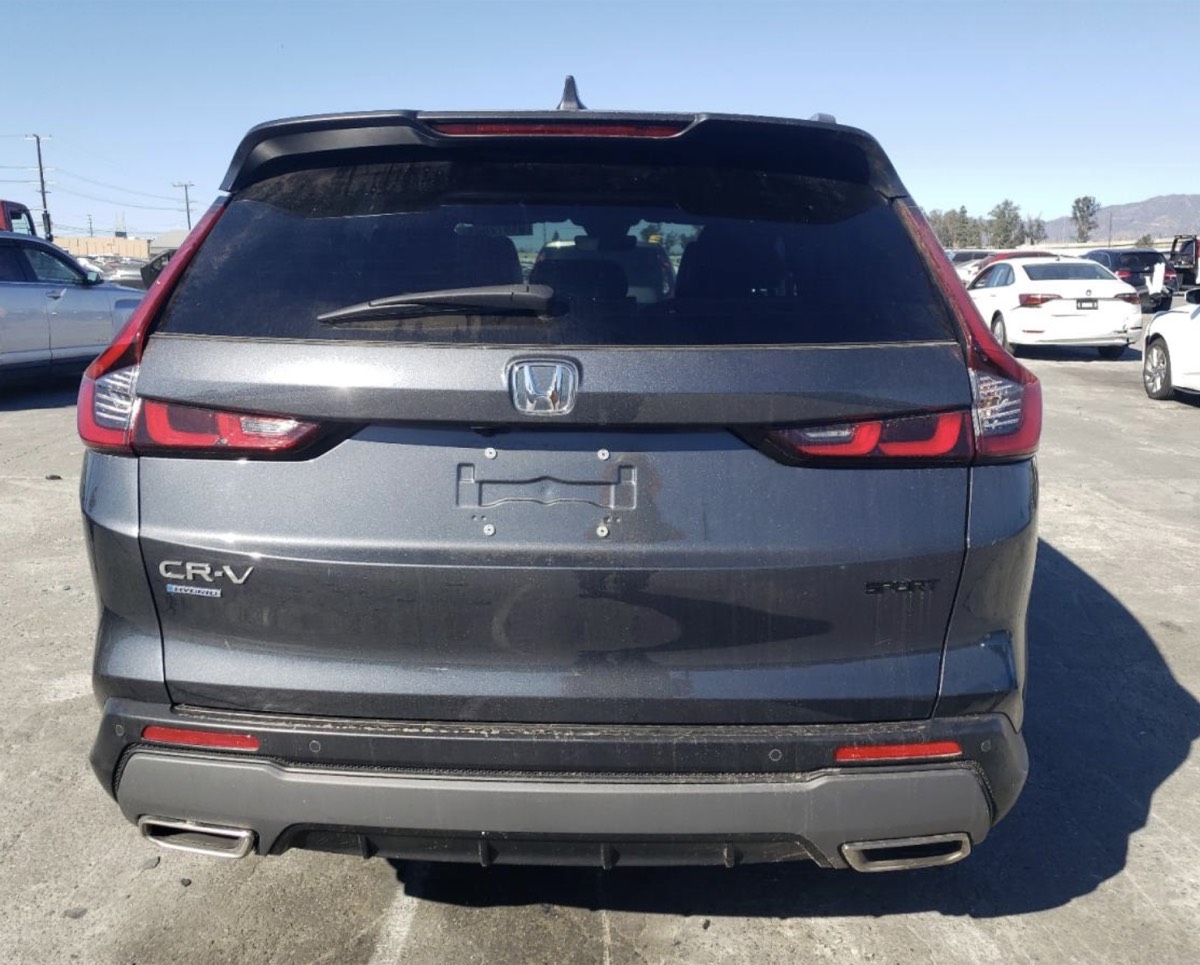 Stan przed naprawą – tył bez uszkodzeń, widoczny napis CR-V Sport