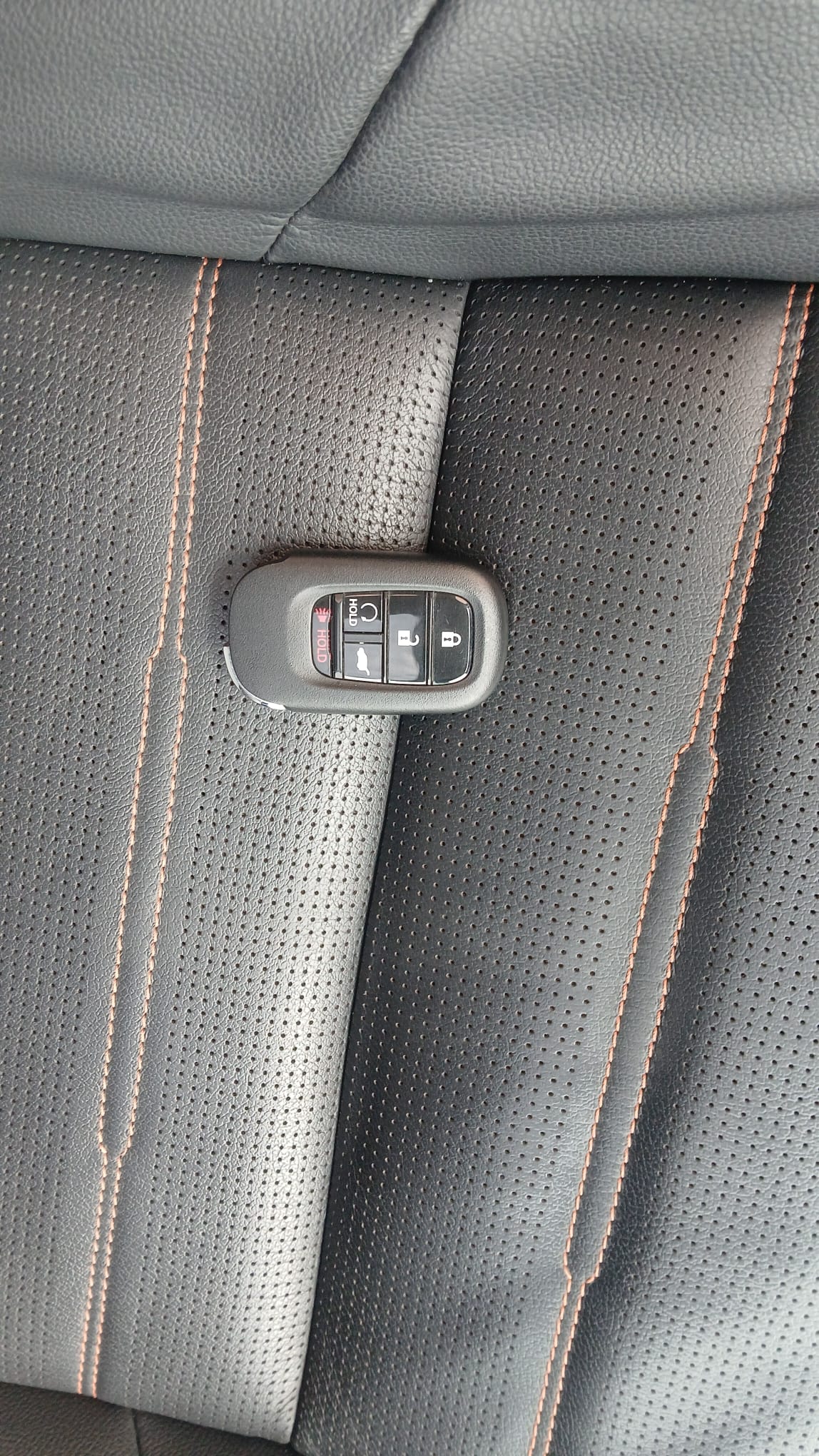 Kluczyk Honda na skórzanym fotelu